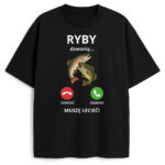 Czarna koszulka z rybami i symbolem telefonu, z napisem „Ryby dzwonią... muszę lecieć!”