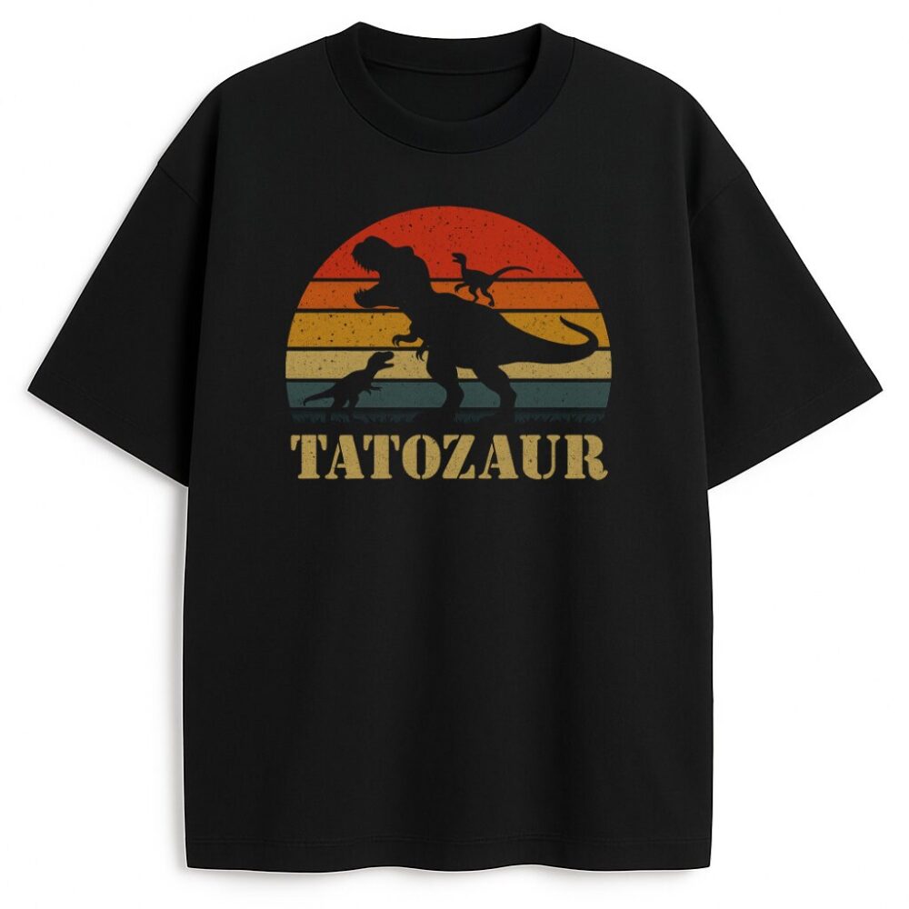 Czarna koszulka z grafiką dinozaura i napisem „TATOZAUR” w stylu retro