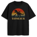 Czarna koszulka z grafiką dinozaura i napisem „TATOZAUR” w stylu retro
