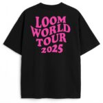 Tył koszulki z dużym napisem „LOOM WORLD TOUR 2025” w stylu retro