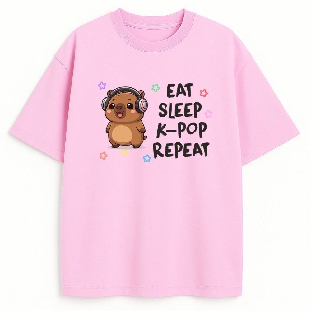 Różowa koszulka z kapibarą i hasłem Eat Sleep K-pop Repeat – idealna dla dziewczyn kochających azjatycką popkulturę.