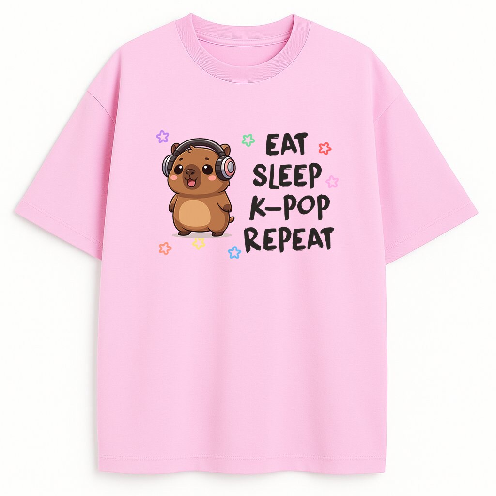 Różowa koszulka z kapibarą i hasłem Eat Sleep K-pop Repeat – idealna dla dziewczyn kochających azjatycką popkulturę.