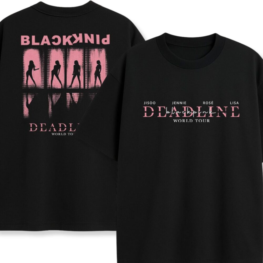 Czarny T-shirt Blackpink Deadline przód z imionami Jisoo, Jennie, Rosé, Lisa i napisem Deadline World Tour w różu, tył z sylwetkami Blackpink w oknach i tekstem Blackpink Deadline – wygodny merch dla fanów K-pop.
