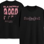 Czarny T-shirt Blackpink Deadline przód z imionami Jisoo, Jennie, Rosé, Lisa i napisem Deadline World Tour w różu, tył z sylwetkami Blackpink w oknach i tekstem Blackpink Deadline – wygodny merch dla fanów K-pop.