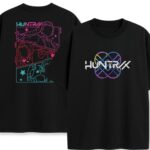 Przód i tył T-shirt merch Huntrix Colors – logo neonowe i lineart dziewczyn w czerni, bawełniany dla fanów Rumi, z KPop energią i wojennym humorem.