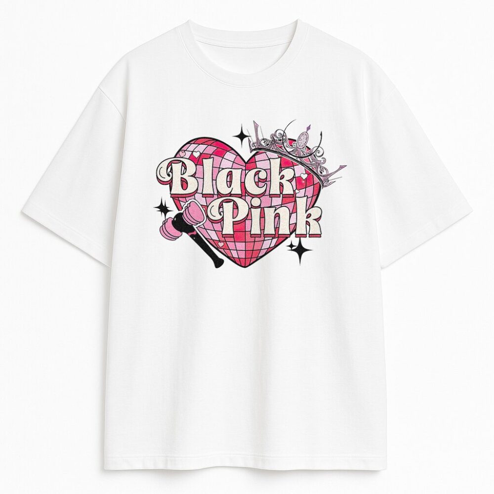 Biały T-shirt Blackpink Heart z grafiką serca w disco stylu, koroną i różowym lightstickiem młotkiem – wygodny merch dla fanów K-pop.