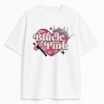 Biały T-shirt Blackpink Heart z grafiką serca w disco stylu, koroną i różowym lightstickiem młotkiem – wygodny merch dla fanów K-pop.