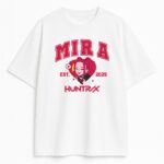 Biały T-shirt Huntrix College Mira z chibi postacią i vintage designem, idealny dla fanów KPop Demon Hunters.