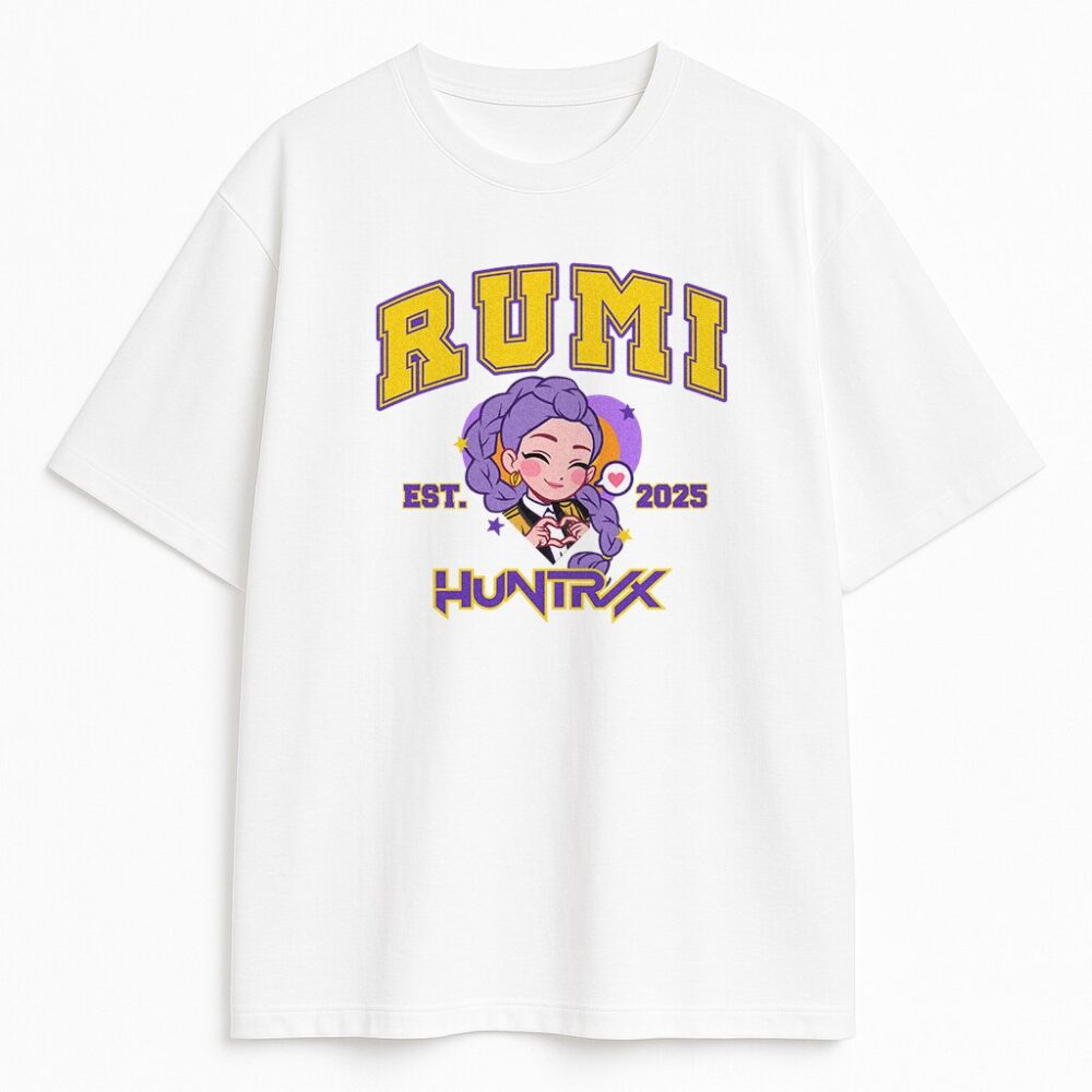 Epicki front Koszulki College Rumi Huntrix z chibi Rumi w ataku na demoniczne siły Saja Boys – merch dla fanów KPop Demon Hunters, pełen wokalnej mocy i vintage stylu college.