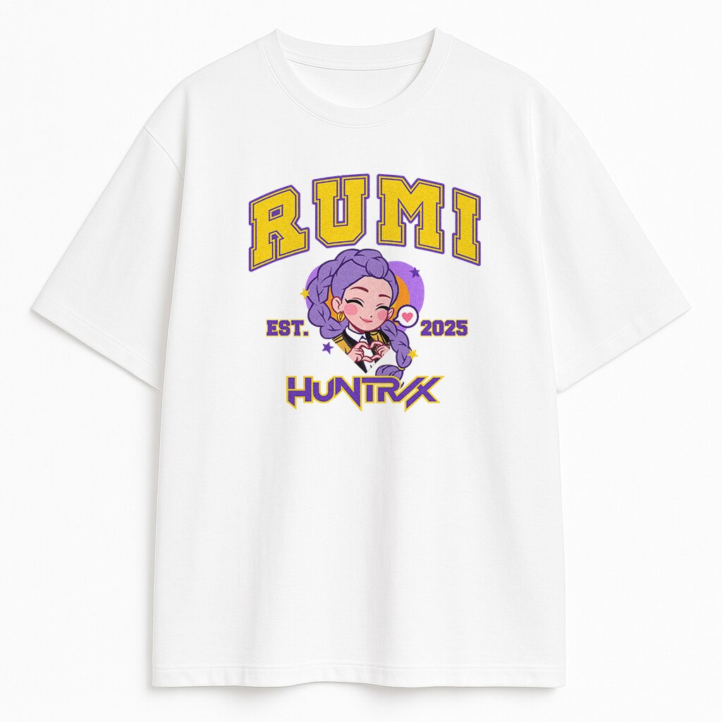 Epicki front Koszulki College Rumi Huntrix z chibi Rumi w ataku na demoniczne siły Saja Boys – merch dla fanów KPop Demon Hunters, pełen wokalnej mocy i vintage stylu college.