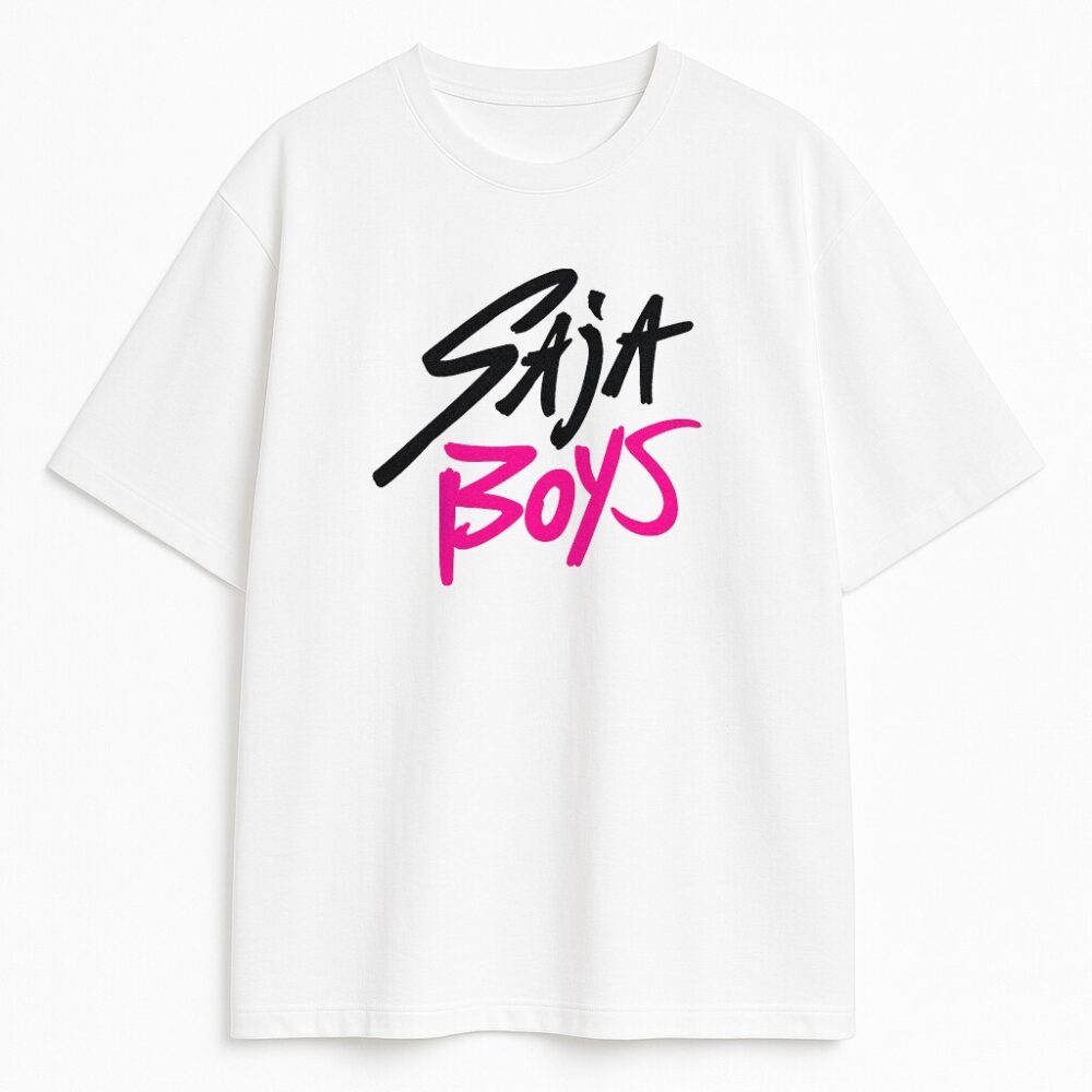 Biały T-shirt Huntrix Saja Boys Logo z hardcore designem w czerni i różu – KPop merch dla fanów demon hunters, bawełniany z wojennym pazurem, idealny na bitwy.