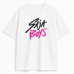 Biały T-shirt Huntrix Saja Boys Logo z hardcore designem w czerni i różu – KPop merch dla fanów demon hunters, bawełniany z wojennym pazurem, idealny na bitwy.