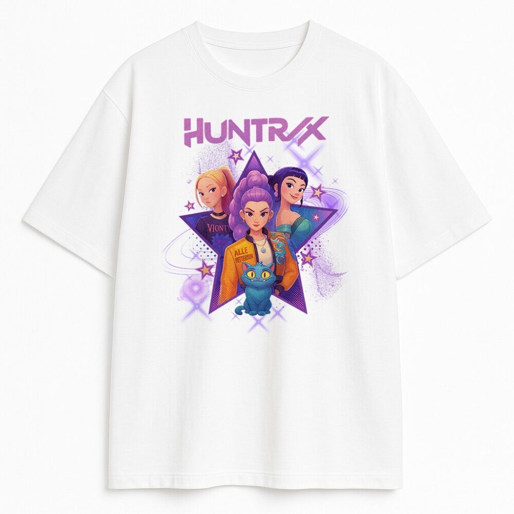 Biały T-shirt K-pop Demon Hunters z nadrukiem HUNTR/X, pokazującym Rumi, Mirę, Zoey i magicznego kota w scenerii anime z elementami Y2K i college aesthetic na jasnym tle.