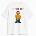 T-shirt Sąsiedzi Psycho Pat biały unisex z kontrastowym nadrukiem Pat psycho