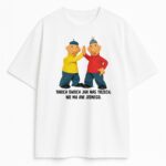 T-shirt Sąsiedzi Takich Dwóch biały unisex z nadrukiem high-five Pat Mat cytat