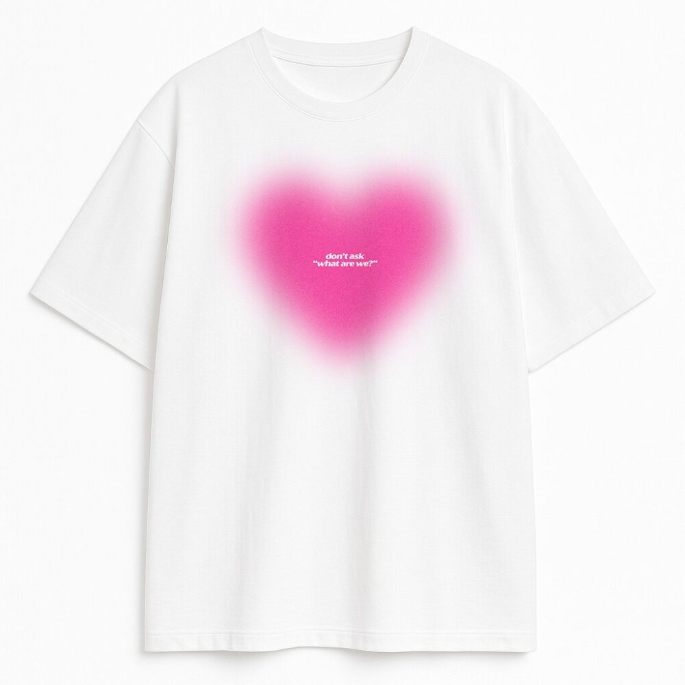 Biały T-shirt Stray Kids Don't Ask z różowym sercem i cytatem