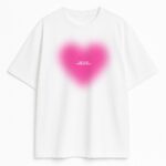 Biały T-shirt Stray Kids Don't Ask z różowym sercem i cytatem