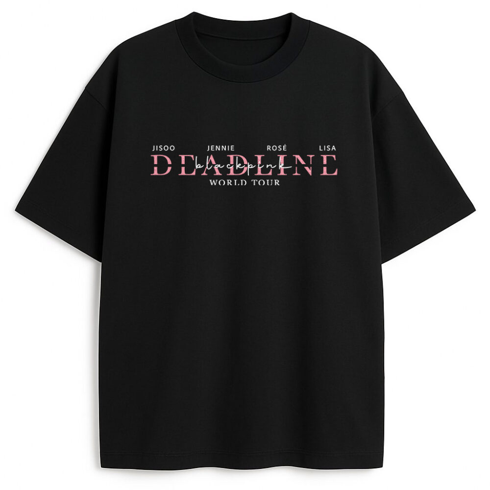 Czarny T-shirt Blackpink Deadline z różowym printem imion Jisoo, Jennie, Rosé, Lisa i napisem Deadline World Tour – wygodny merch dla fanów K-pop.