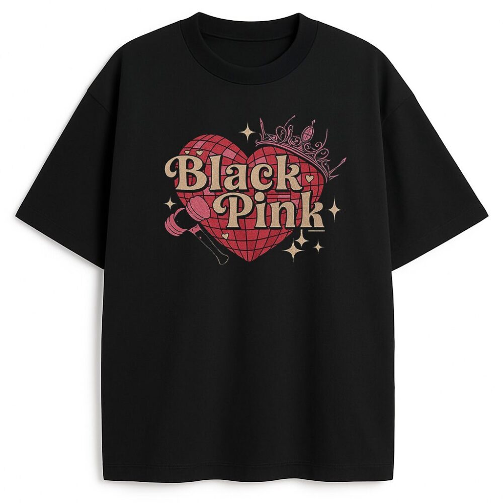 Czarny T-shirt Blackpink Heart z kontrastową grafiką serca, korony i lightsticka młotka w odcieniach różu – edgy merch dla pasjonatów.