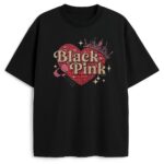 Czarny T-shirt Blackpink Heart z kontrastową grafiką serca, korony i lightsticka młotka w odcieniach różu – edgy merch dla pasjonatów.