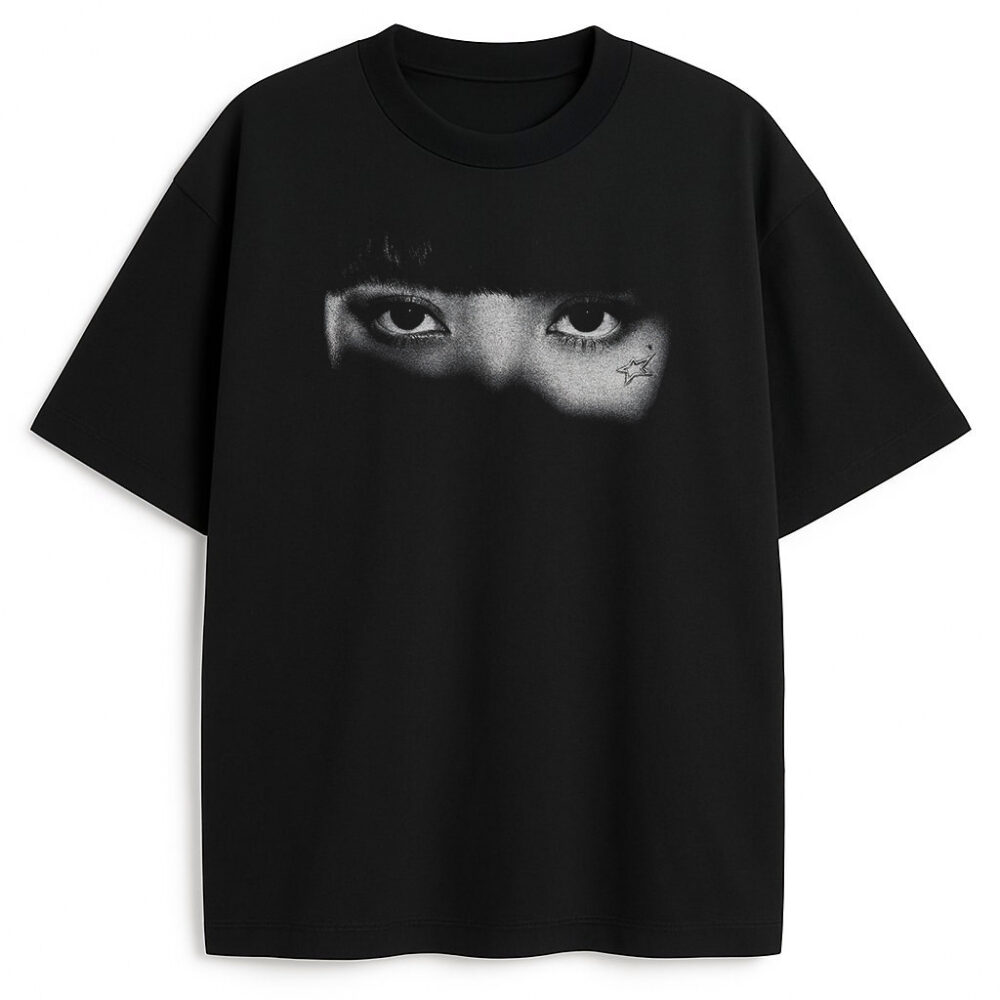 Czarny T-shirt Blackpink Lisa Eyes z grafiką oczu Lisy w czerni i bieli, tatuażem gwiazdy pod okiem – wygodny merch dla fanów K-pop.