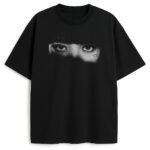 Czarny T-shirt Blackpink Lisa Eyes z grafiką oczu Lisy w czerni i bieli, tatuażem gwiazdy pod okiem – wygodny merch dla fanów K-pop.