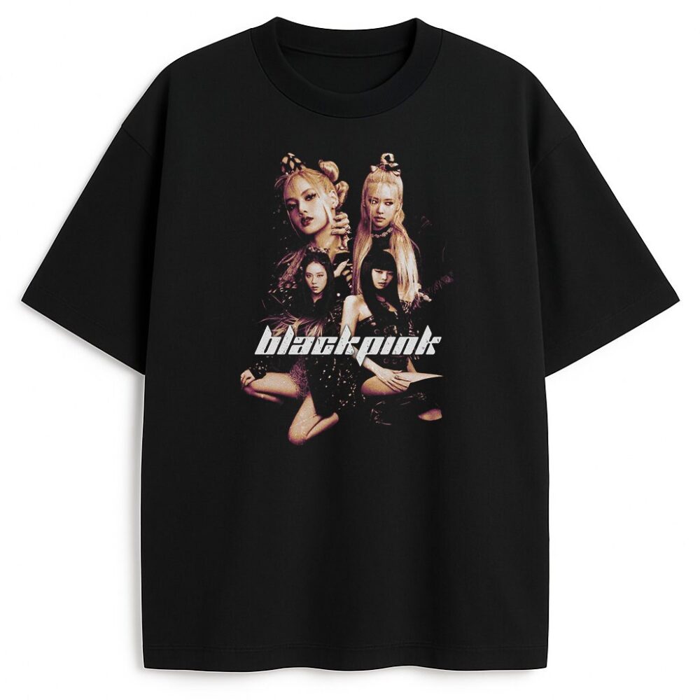 T-shirt Blackpink Photo czarny z sepia zdjęciem Jisoo, Jennie, Rosé i Lisy w gotyckich pozach – ikoniczny merch K-pop dla fanów Blackpink i BLINKs