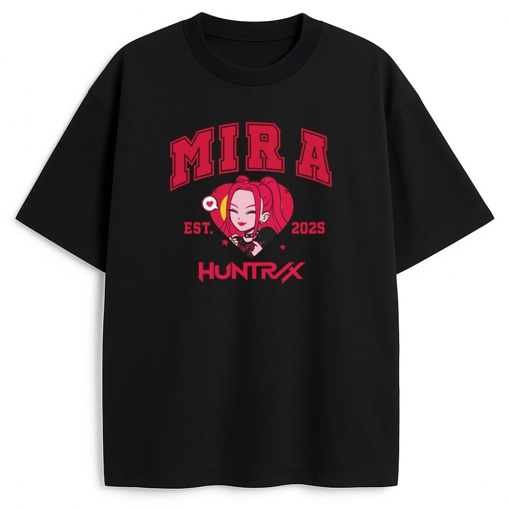 Czarny T-shirt Huntrix College Mira z mrocznym urokiem rebeliantki, fanowski hit z uniwersum KPop.