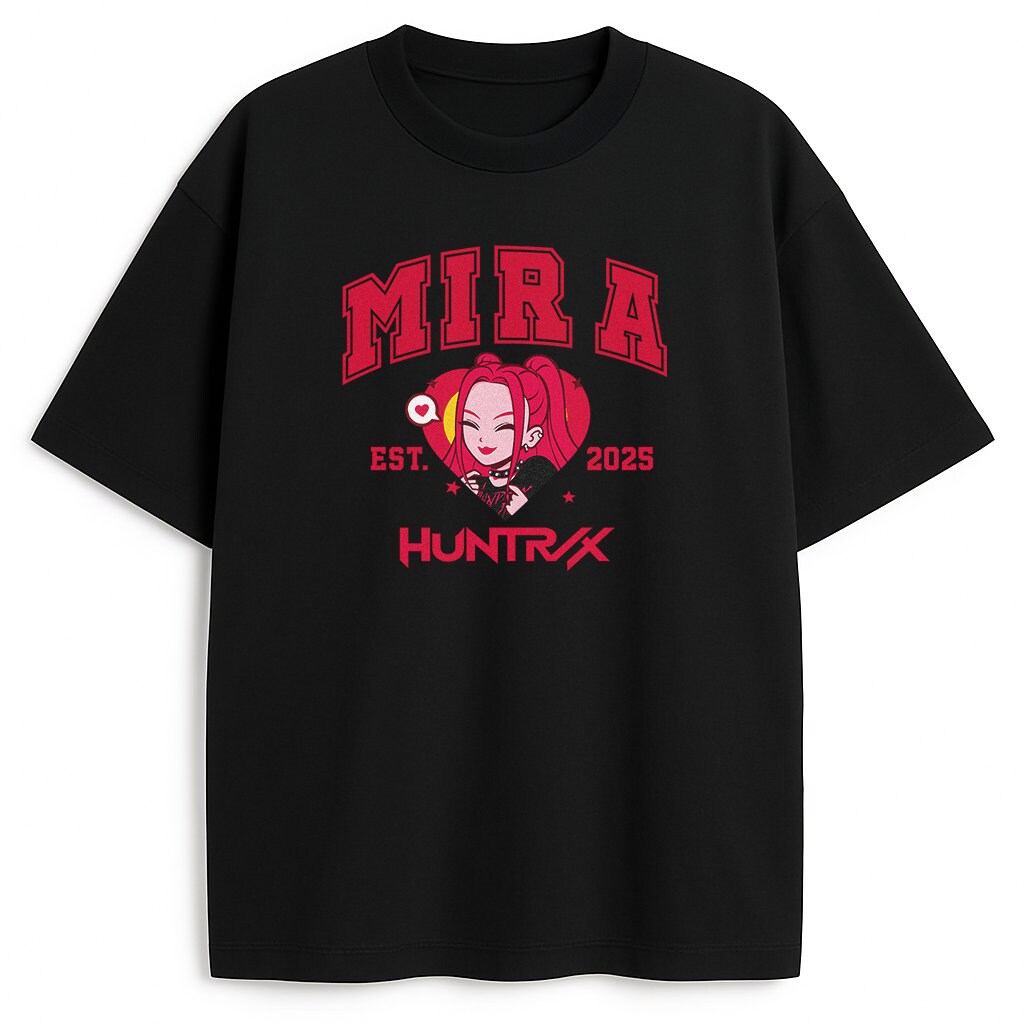 Czarny T-shirt Huntrix College Mira z mrocznym urokiem rebeliantki, fanowski hit z uniwersum KPop.