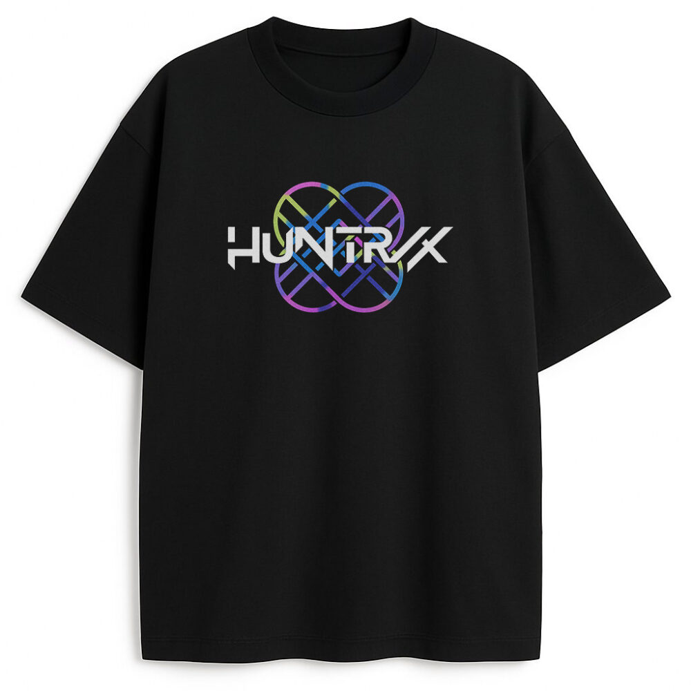 Czarny T-shirt Huntrix Colors z przodu neonowym logo HUNTR/X – KPop merch dla fanów demon hunters, bawełniany z tęczowym splocie, hardcore energia na bitwy.