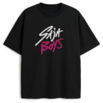 Czarny T-shirt Huntrix Saja Boys Logo z logo w czerni i różu – mroczny merch fanowski dla demon hunters, bawełniany z hardcore stylem na nocne wojny.