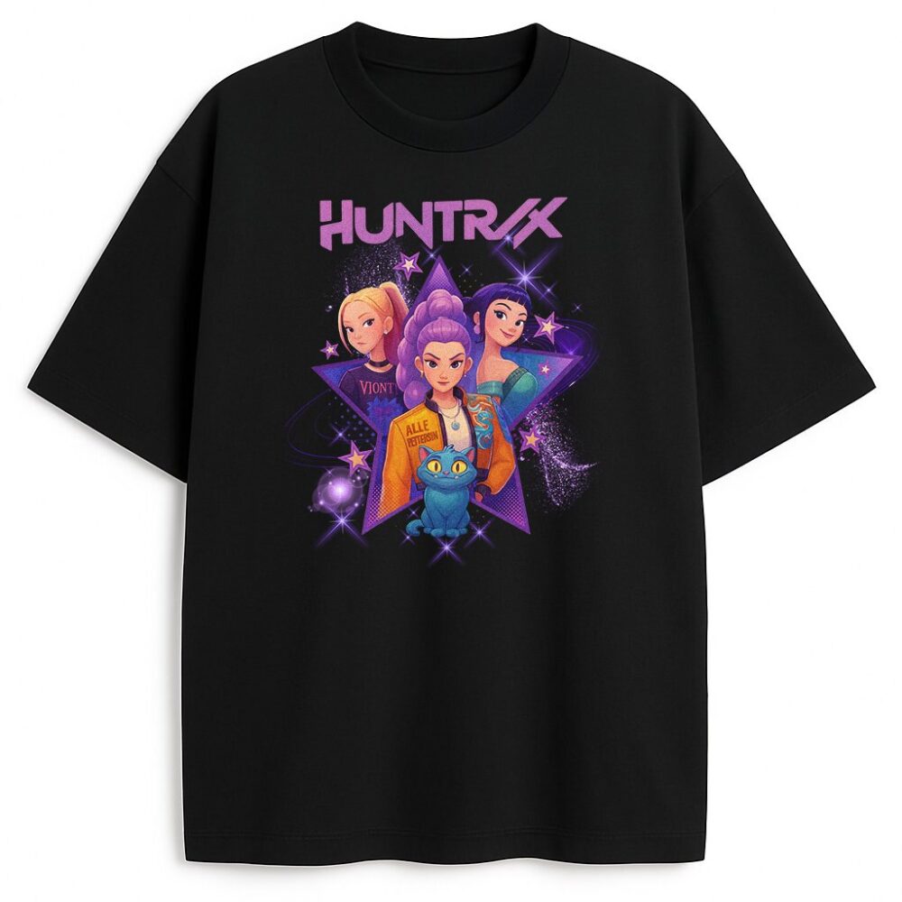 Czarny T-shirt K-pop Demon Hunters z ikonicznym nadrukiem zespołu HUNTR/X, przedstawiającym Rumi, Mirę, Zoey i kota w kosmicznej scenerii anime, z motywami girl power i Y2K na czarnym tle.