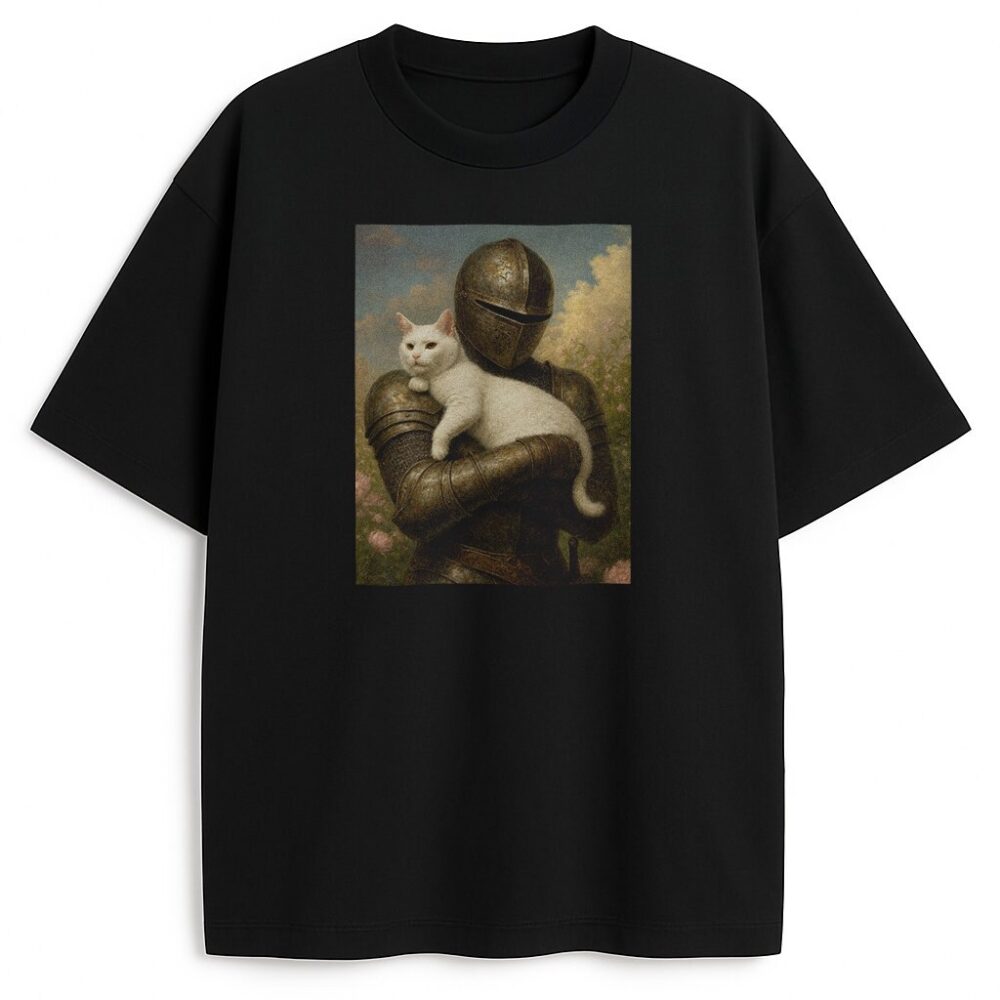 Czarny T-shirt Knights Purrfect Companion z rycerzem tulącym kota w malarskim stylu