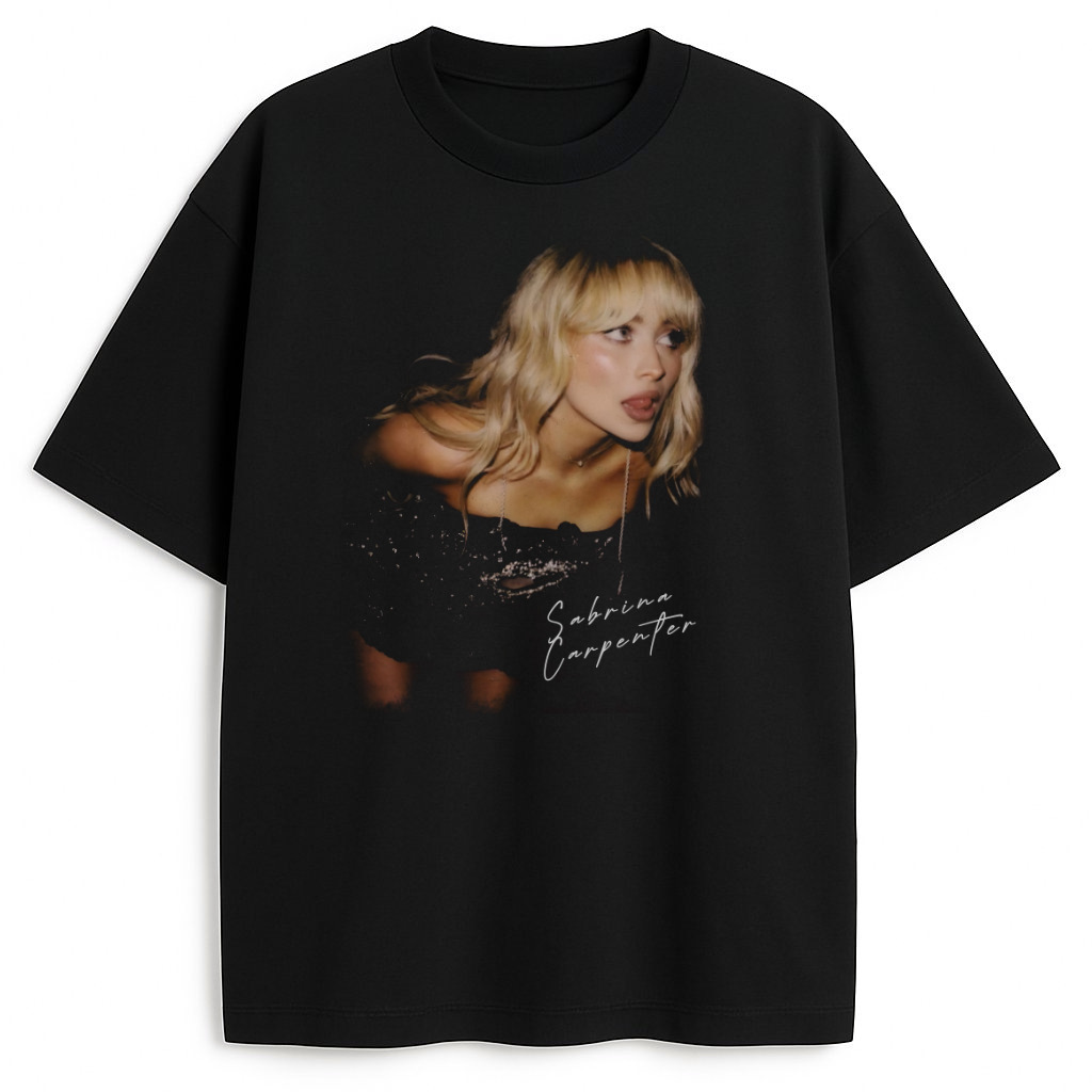 koszulka Sabrina Carpenter – czarna z nadrukiem glamour