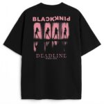 Czarny T-shirt Blackpink Deadline tył z sylwetkami Blackpink w oknach, tekstem Blackpink i Deadline World Tour – edgy merch dla pasjonatów.