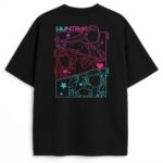 Tył czarny T-shirt Huntrix Colors z lineartem Rumi, Miry i Zoey – mroczny merch fanowski demon hunters, bawełniany z neonowymi konturami na KPop wojny.