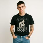 Mężczyzna w czarnym T-shircie Depeche Mode Symphonic Music z białą grafiką postaci i napisem