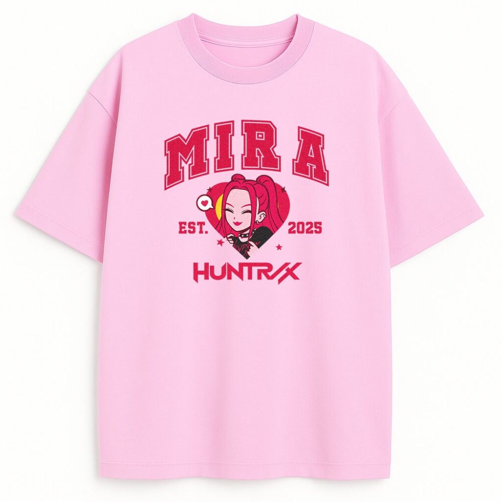 Różowy T-shirt Huntrix College Mira z rebeliantką w stylu college, must-have dla miłośników anime i K-popu.