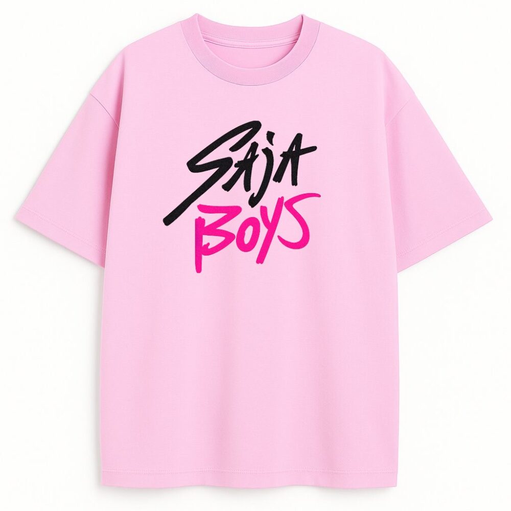 Różowy T-shirt merch Huntrix Saja Boys Logo – logo w czerni i różu, bawełniany design dla fanów Rumi, z KPop energią i wojennym humorem.