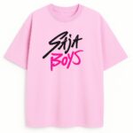Różowy T-shirt merch Huntrix Saja Boys Logo – logo w czerni i różu, bawełniany design dla fanów Rumi, z KPop energią i wojennym humorem.