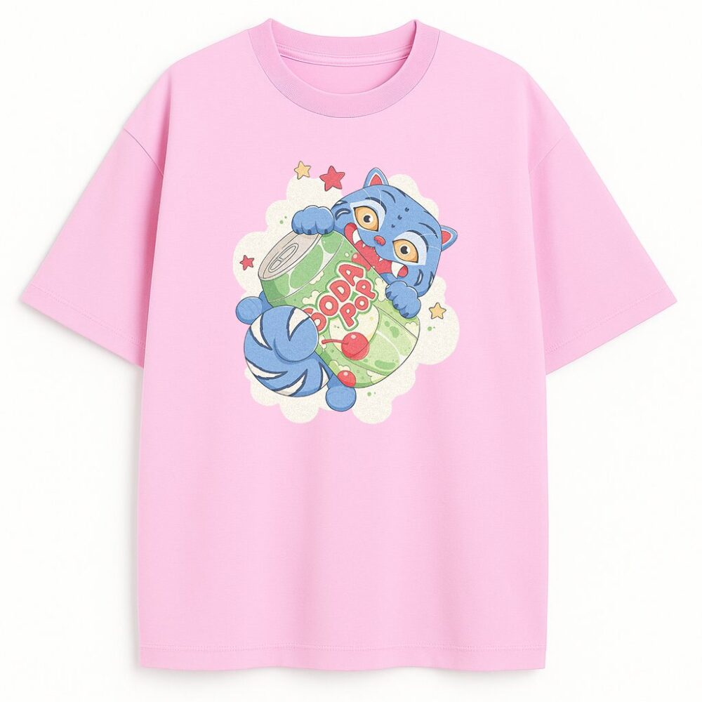 Różowy T-shirt merch Huntrix Derpy Soda Pop – słodki design z niebieskim tygrysem i derpy sodą, bawełniany dla fanów Rumi, wygodny z humorem na KPop bitwy.
