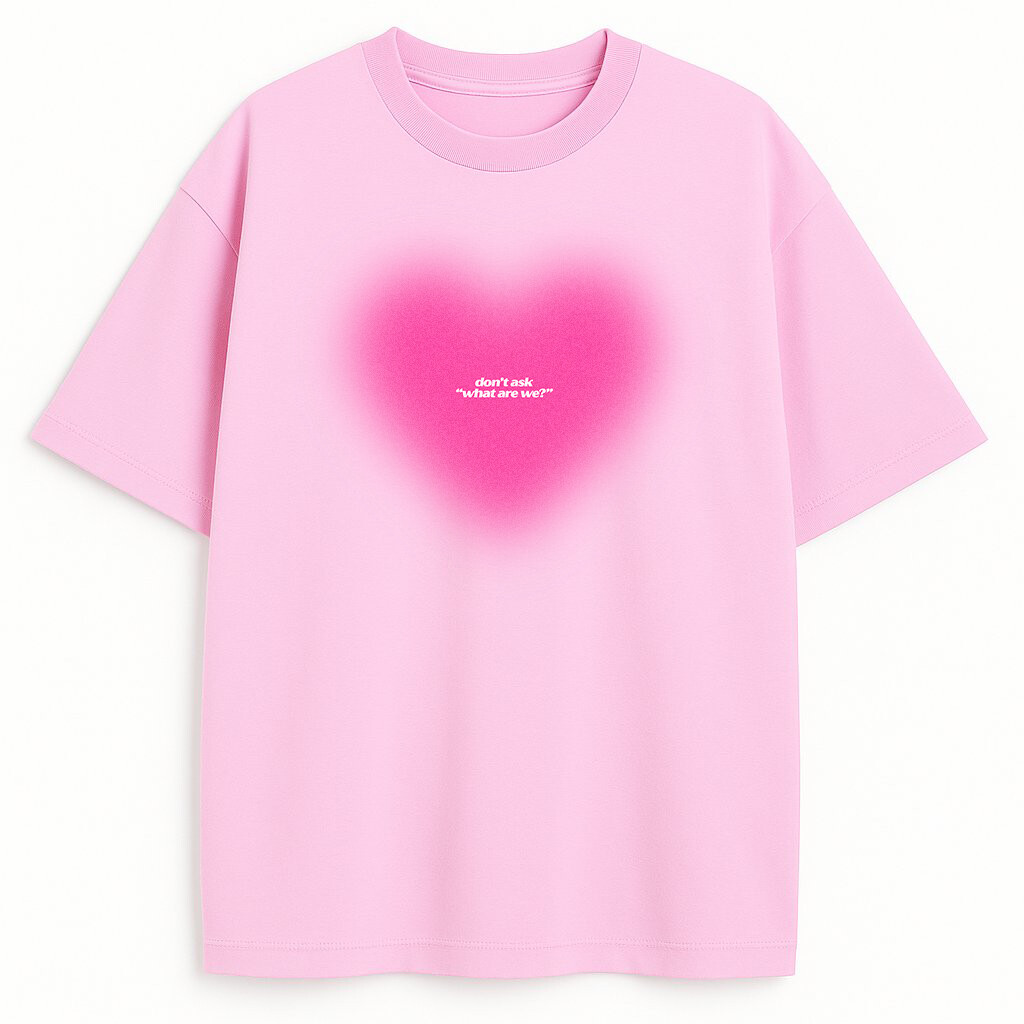 Różowy T-shirt Stray Kids Don't Ask z napisem „don’t ask what are we?”