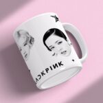 Kubek Blackpink Faces leżący z wizerunkami Rosé i Jisoo, gwiazdami i Blackpink – kompaktowy merch 330 ml dla miłośników K-pop.