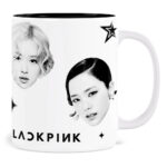 Kubek Blackpink Faces z portretami Rosé i Jisoo w czarno-białym stylu, gwiazdami i napisem Blackpink – ceramiczny gadżet 330 ml dla fanów K-pop.