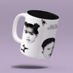 Kubek Blackpink Faces leżący z portretami Lisa i Jennie w B&W, gwiazdami i listą imion – ceramiczny merch 330 ml dla fanów K-pop.