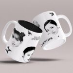 Kubek Blackpink Faces podwójny widok z twarzami Lisa i Jennie, imionami i gwiazdami – wygodny ceramiczny kubek dla pasjonatów Blackpink.