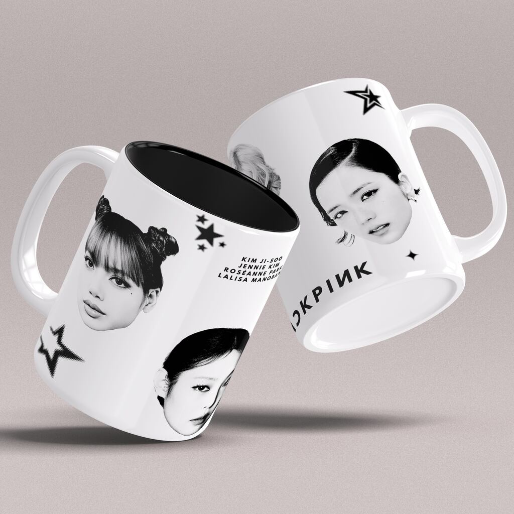 Kubek Blackpink Faces podwójny widok z twarzami Lisa i Jennie, imionami i gwiazdami – wygodny ceramiczny kubek dla pasjonatów Blackpink.