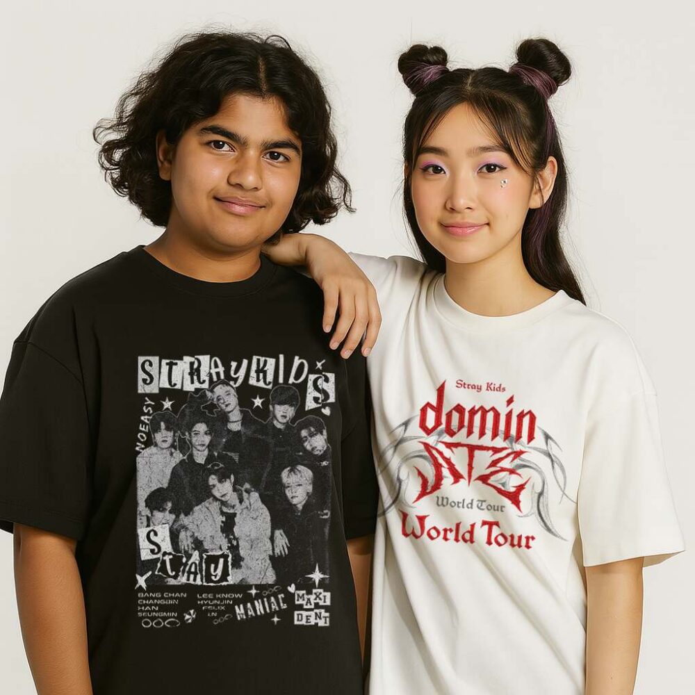 Dwie nastolatki w koszulkach Stray Kids – czarna z nadrukiem STAY i biała z napisem domin World Tour, styl fan merch K-pop.