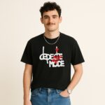 Mężczyzna w czarnym T-shircie Depeche Mode z białym logo i czerwoną różą w centrum