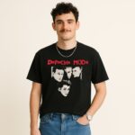 Mężczyzna w czarnym T-shircie Depeche Mode z czerwonym logo i portretami członków zespołu w stylu vintage